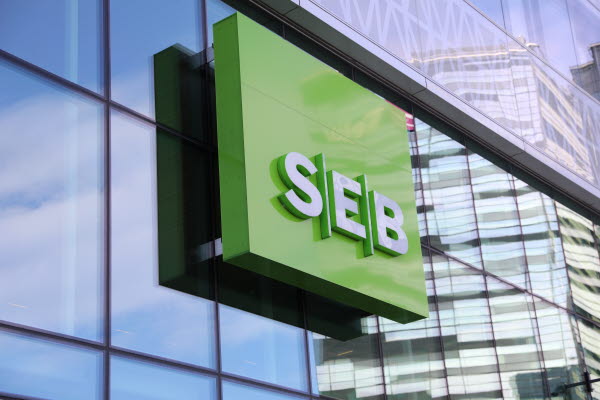 SEB's logo ses på facaden af SEB's kontorer i Arenastaden