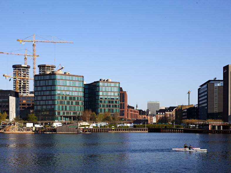 SEB's bygning i København i Danmark ses udefra. Bygningen er kendetegnet ved sine glasfacader og med et bakket areal uden for, der ofte besøges af skatere