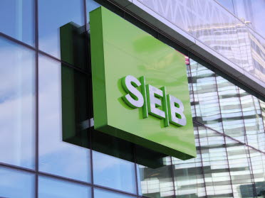 SEB's logo ses på facaden af SEB's kontorer i Arenastaden